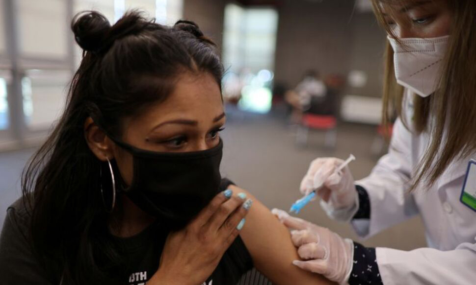 Người dân được tiêm vaccine Covid-19 tại thành phố Los Angeles, bang California, Mỹ, hôm 26/8. Ảnh: Reuters.