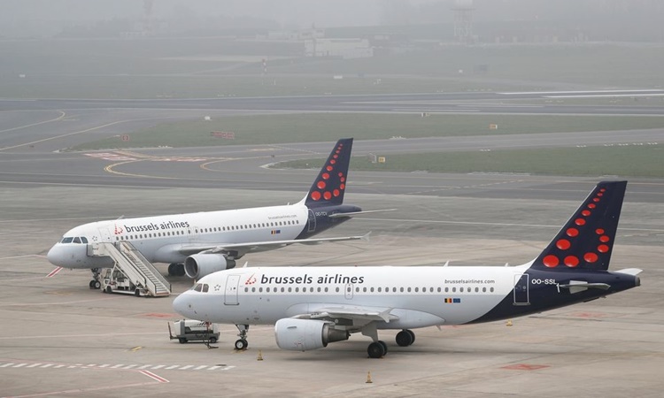 Hai máy bay của hãng hàng không Brussels Airlines đậu trên đường băng tại sân bay quốc tế Zaventem, Bỉ, hồi tháng 3/2020. Ảnh: Reuters.