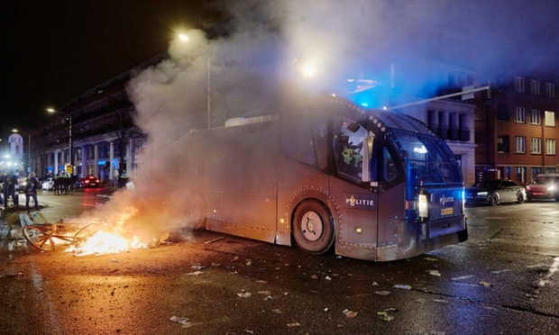 Biểu tình bạo động đêm thứ hai liên tiếp ở Hà Lan vì chống phong tỏa - Ảnh 1.