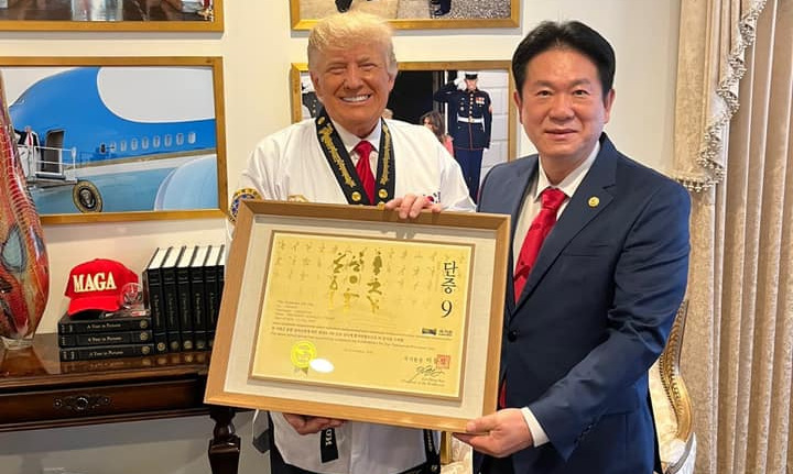 Cựu tổng thống Trump (trái) và Chủ tịch Kukkiwon trong lễ trao đai đen 9 đẳng hôm 20/11. Ảnh: Facebook/Kukkiwon_tkd.