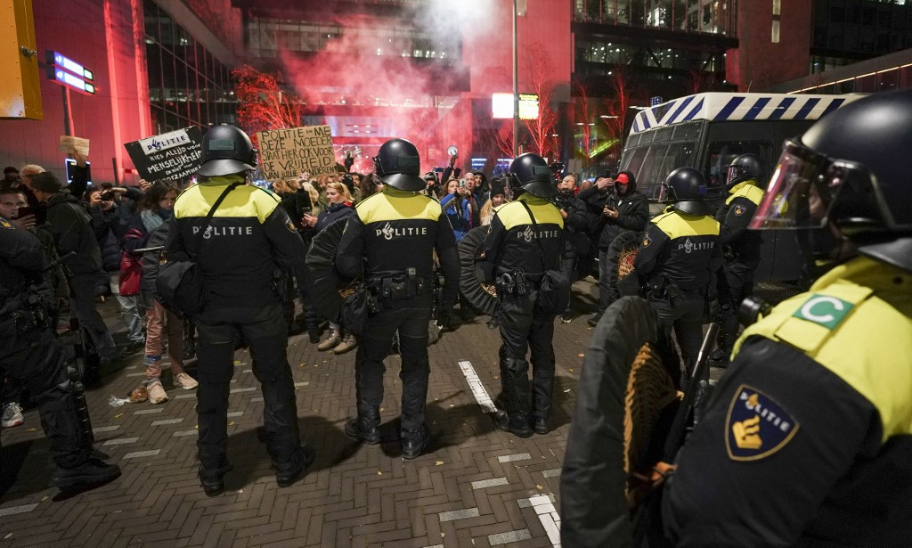 Cảnh sát chống bạo động đối mặt người biểu tình ở Hague, Hà Lan, hôm 12/11. Ảnh: AFP.