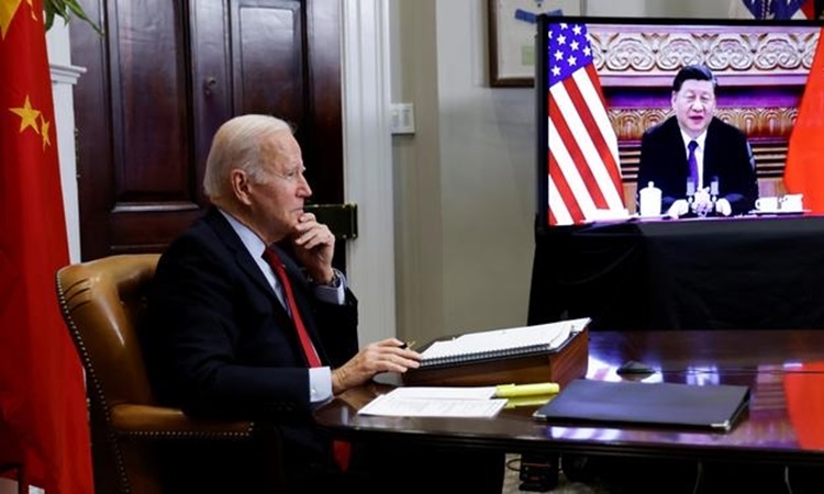 Tổng thống Mỹ Joe Biden và Chủ tịch Trung Quốc Tập Cận Bình (trên màn hình) họp thượng đỉnh trực tuyến hôm 16/11. Ảnh: Reuters.