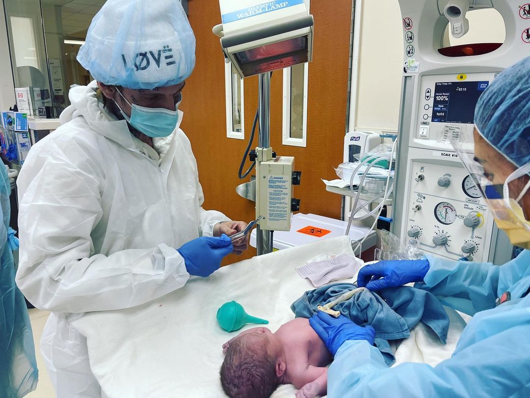 Aaron Carter đăng ảnh con trai mới sinh. Ảnh: Aaron Carter Instagram