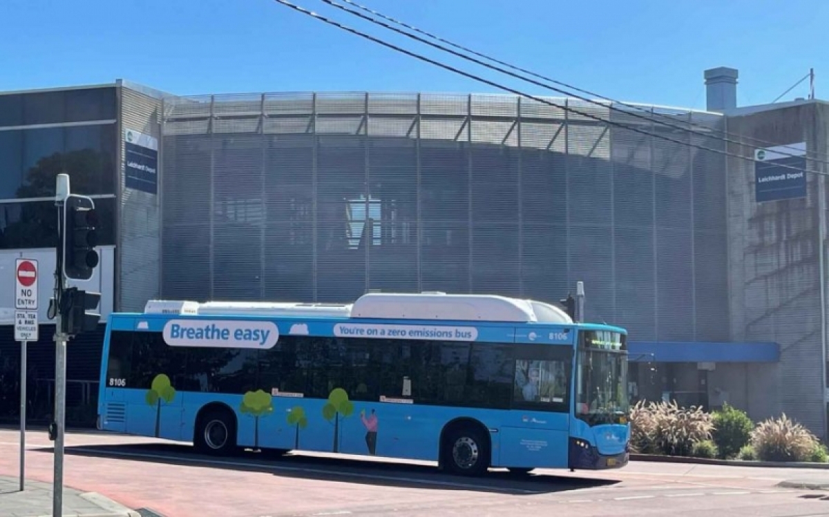 Một chiếc xe buýt chạy bằng điện tại Sydney, Australia. Ảnh Arenawire.