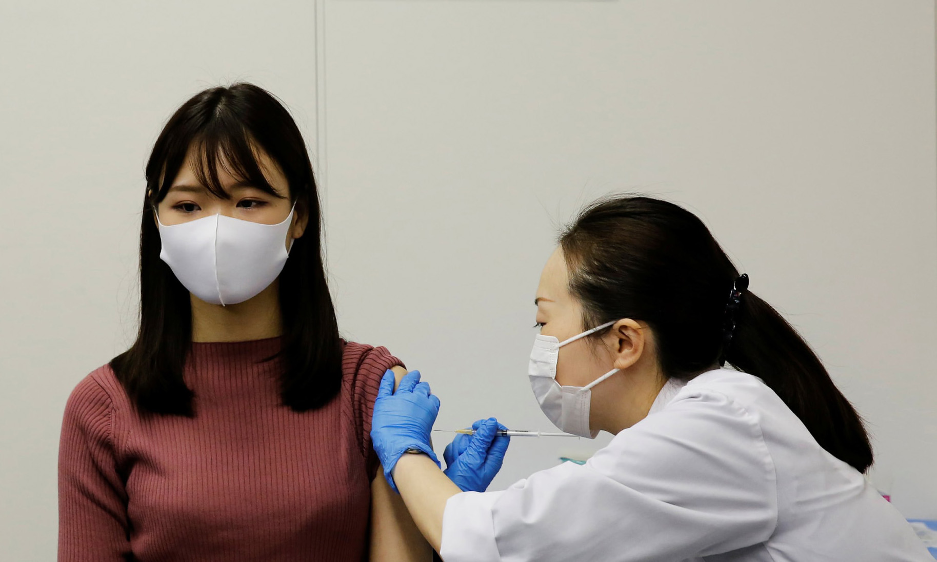 Một nhân viên hàng không được tiêm vaccine Covid-19 tại sân bay Haneda, Tokyo, hôm 14/6. Ảnh: Reuters.