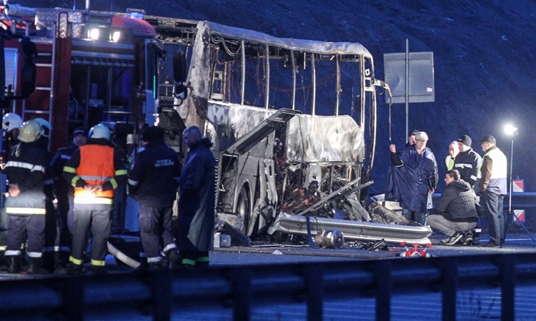 Hiện trường vụ tai nạn phía nam Sofia, Bulgaria, hôm nay. Ảnh: AFP.