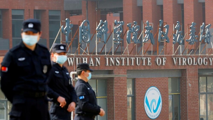 Bảo vệ canh gác bên ngoài Viện Virus học Vũ Hán, tỉnh Hồ Bắc, Trung Quốc trong chuyến làm việc của nhóm điều tra WHO hồi tháng 2. Ảnh: Reuters.
