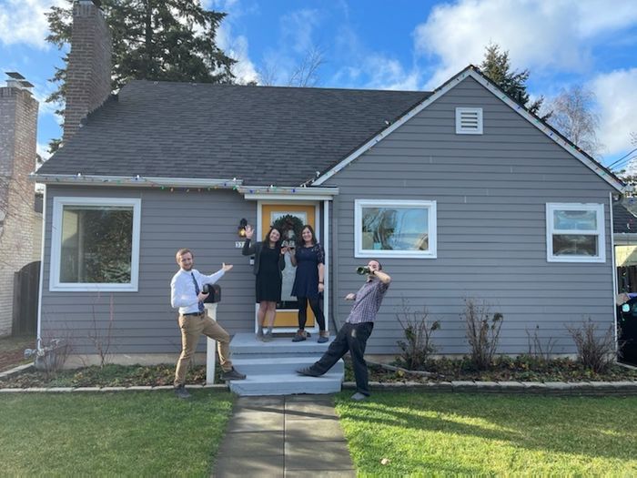 Veronica và Takano trước căn nhà đồng sở hữu. Ảnh: Veronica Vest