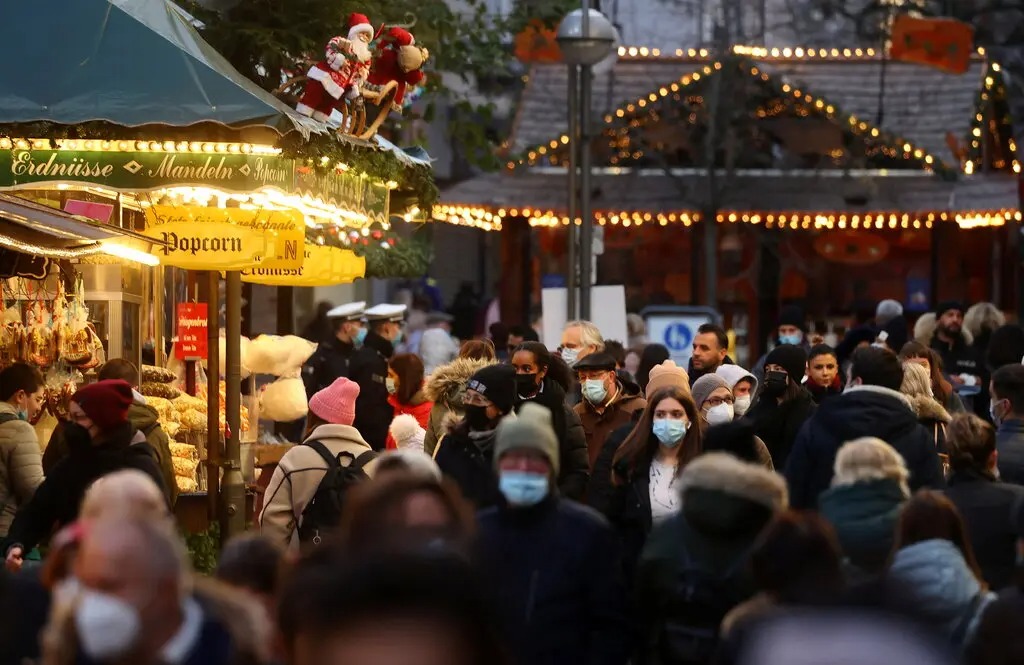 Chợ Giáng sinh ở Frankfurt, Đức hôm 22/11. Ảnh: Reuters