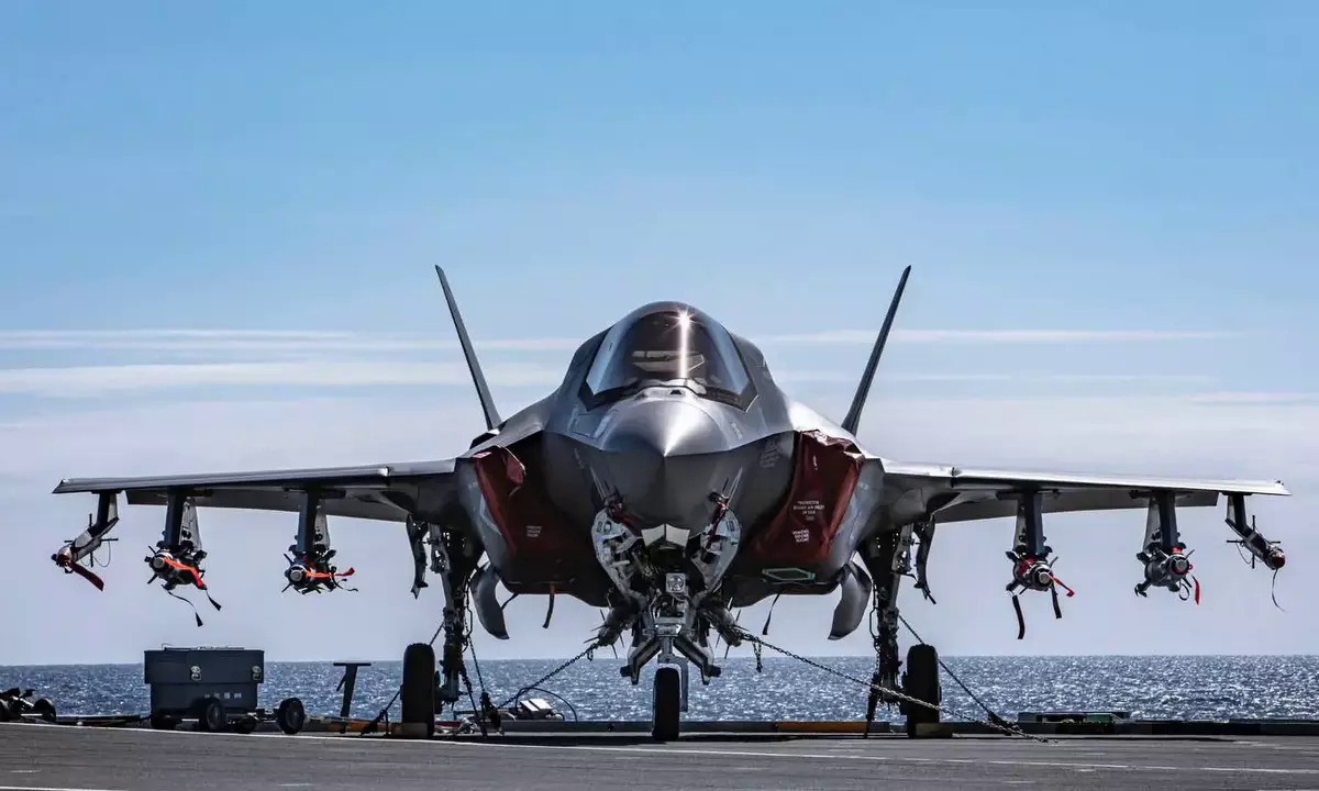 Tiêm kích F-35B Anh với các tấm nhựa bảo vệ và thẻ cảnh báo màu đỏ ở trạng thái neo đậu. Ảnh: Royal Navy.