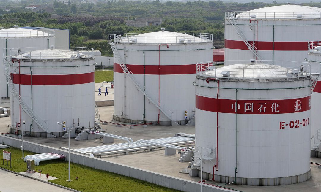 Bể chứa dầu của nhà máy Sinopec ở Hợp Phì, tỉnh An Huy năm 2009. Ảnh: Reuters.