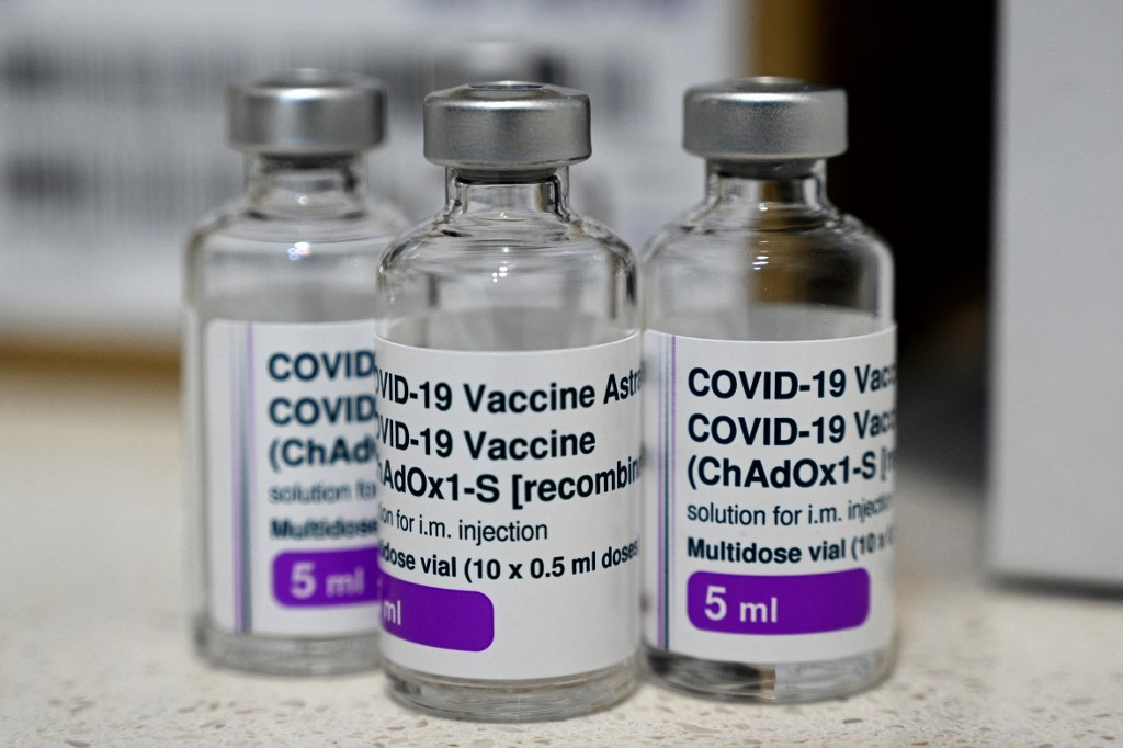 Lọ vaccine AstraZeneca rỗng trên quầy một trung tâm tiêm chủng Covid-19 ở ngoại ô Sydney, Australia, hồi tháng 8. Ảnh: AFP