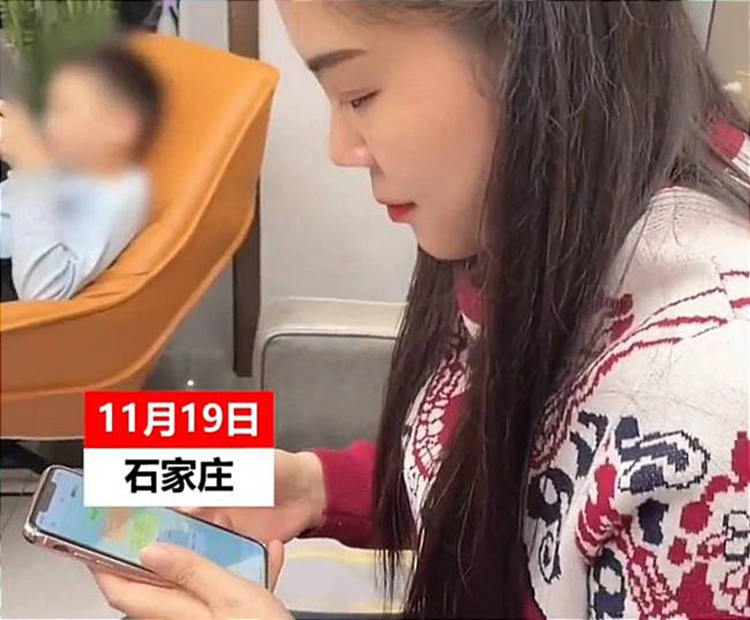 Trương đọc tin nhắn của cô dâu, chê bai số tiền mừng cưới của cô với giới truyền thông ngày 19/11. Ảnh: 163.com