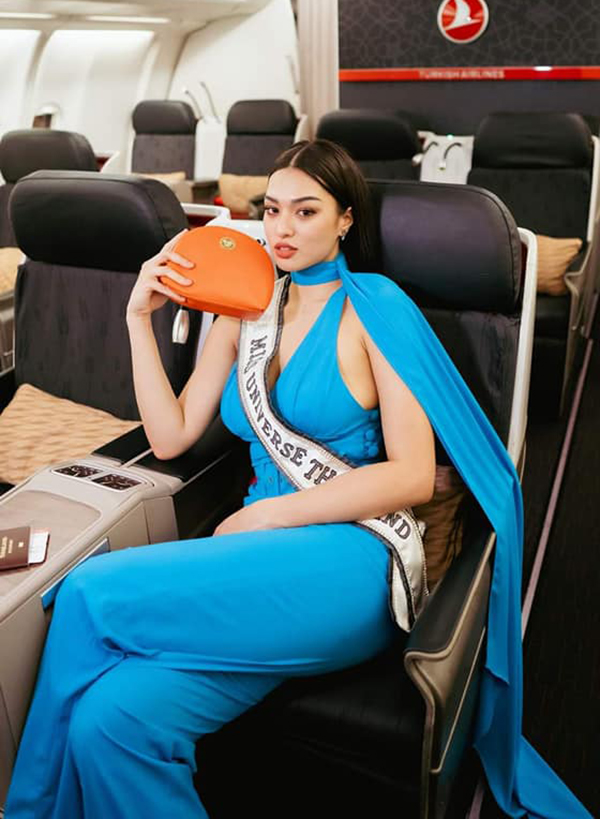 Anchilee mặc bộ jumpsuit xanh trên chuyến bay đến Israel dự thi Miss Universe.
