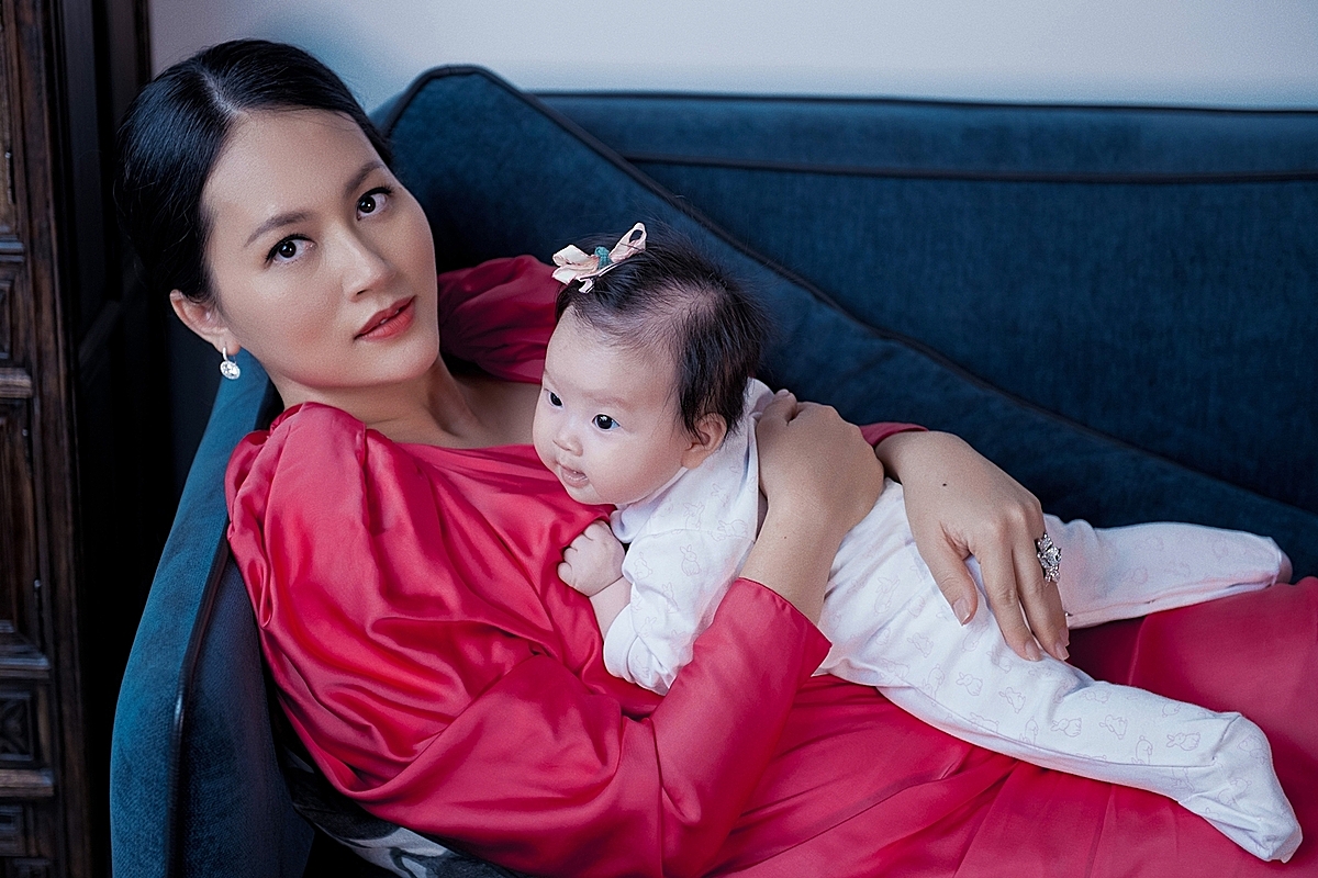 Diễn viên Đỗ Hải Yến bế con thứ ba chụp ảnh nhân dịp bé 3 tháng tuổi.
