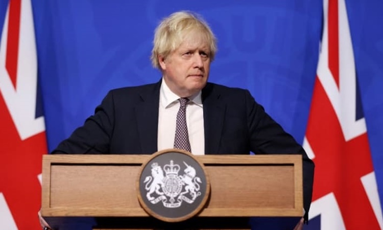 Thủ tướng Anh Boris Johnson trong cuộc họp báo ngày 27/11 công bố các biện pháp mới nhằm ngăn chặn biến chủng Omicron. Ảnh: AFP.