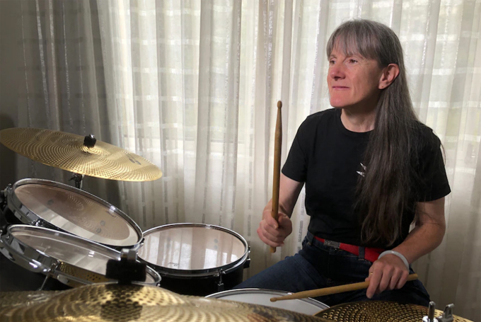 Bà Sarah Walker học chơi trống ở trường dạy âm nhạc cộng đồng. Ảnh: ABC News