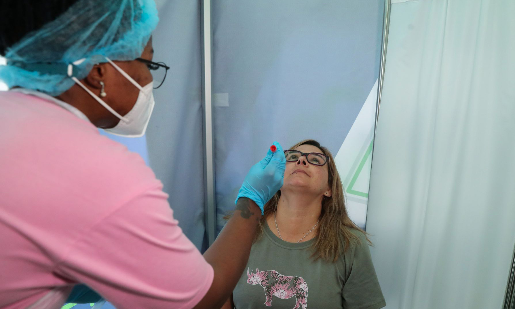 Nhân viên y tế lấy mẫu xét nghiệm nCoV tại sân bay quốc tế O.R. Tambo ở thành phố Johannesburg, Nam Phi, hôm 26/11. Ảnh: Reuters.
