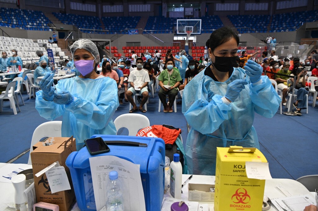 Nhân viên y tế chuẩn bị liều tiêm vaccine Covid-19 tại một điểm tiêm chủng ở Manila, Philippines hôm nay. Ảnh: AFP.
