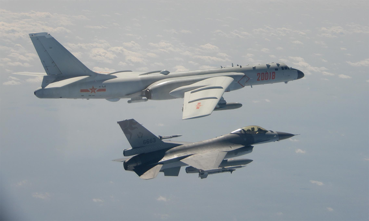 Tiêm kích F-16 của phòng vệ Đài Loan (dưới) bay giám sát oanh tạc cơ H-6 của không quân Trung Quốc tháng 2/2020. Ảnh: Reuters.