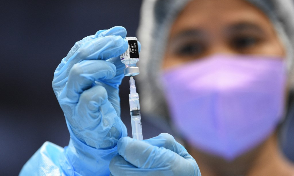 Nhân viên y tế chuẩn bị vaccine Covid-19 tại điểm tiêm chủng ở ngoại ô Manila, Philippines, hôm 29/11. Ảnh: AFP.