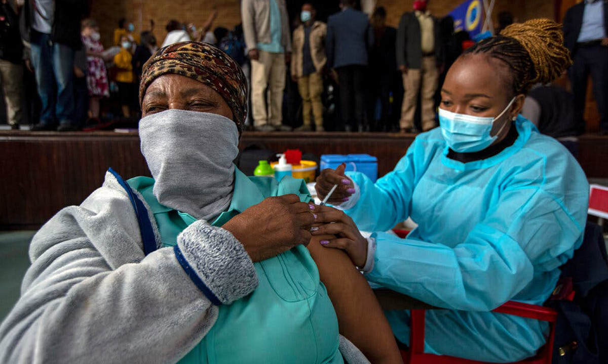 Một điểm tiêm chủng vaccine Covid-19 tại Katlehong, phía đông Johannesburg, Nam Phi. Ảnh: AP.