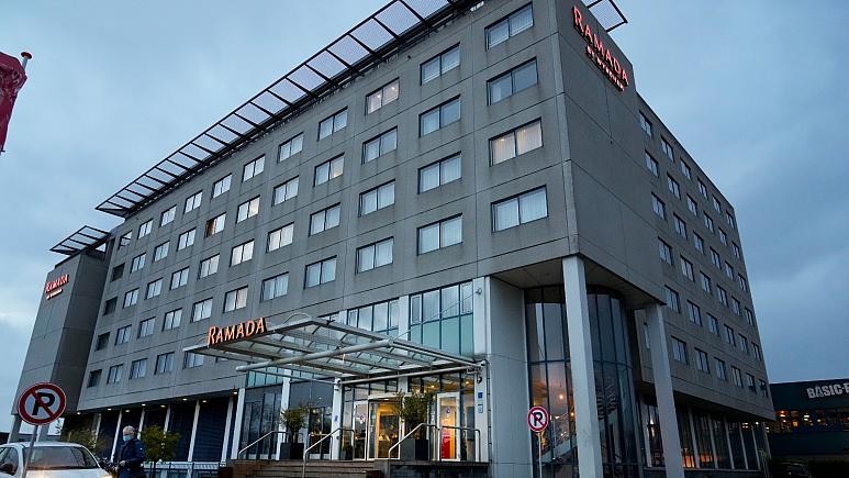 Khách sạn Ramada gần sân bay Schipol, Amsterdam, nơi giới chức Hà Lan cách ly 61 người dương tính nCoV trên hai chuyến bay đến từ Nam Phi. Ảnh: AP