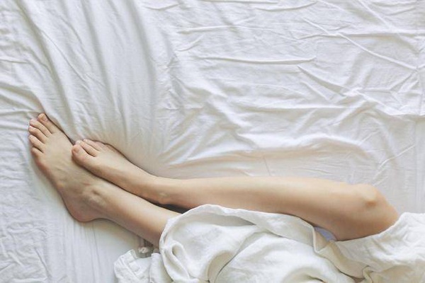 Thò chân ra khỏi chăn khi ngủ có lợi hay hại? Nếu hay làm có thể nội tạng này đang gặp vấn đề - 1