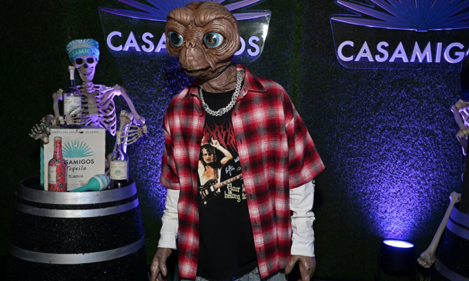 Rapper gốc Việt Tyga hóa thân nhân vật người ngoài hành tinh trong bộ phim khoa học - viễn tưởng E.T. the Extra-Terrestrial (1982). Ảnh: Casamigos