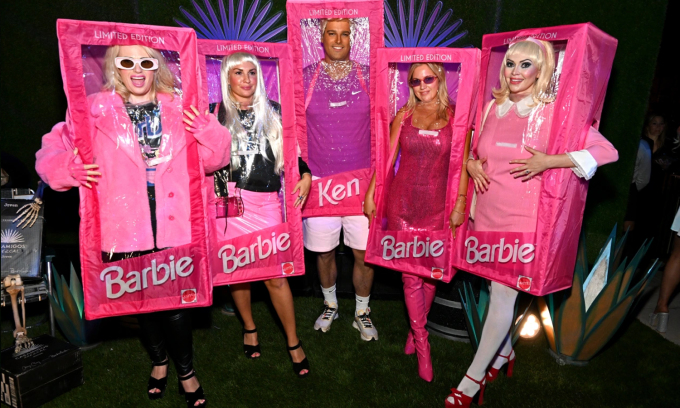 Diễn viên Rebel Wilson (trái) cùng nhóm bạn hóa thân thành những mẫu búp bê Barbie chưa được khui hộp. Ảnh: Casamigos