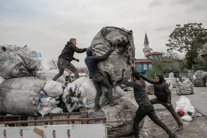 Người tị nạn Afghanistan làm việc tại một bãi rác ở Istanbul, Thổ Nhĩ Kỳ, tháng 11/2021. Ảnh: AFP.