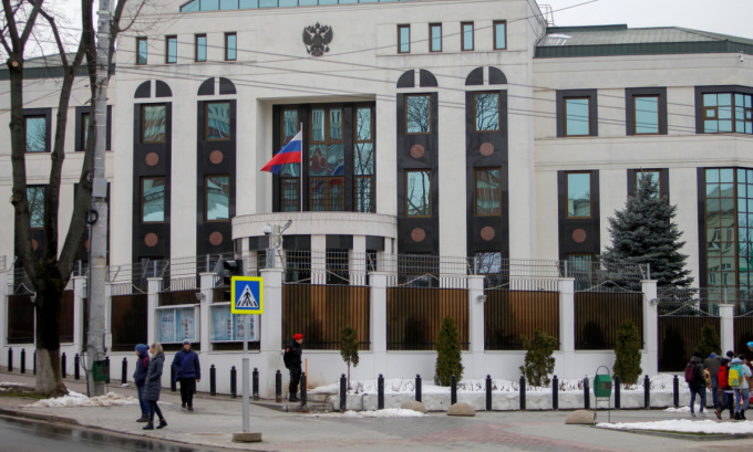Bên ngoài đại sứ quán Nga ở thủ đô Chisinau của Moldova hồi năm 2018. Ảnh: Reuters.