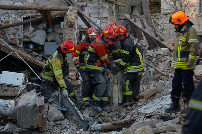 Lực lượng cứu hộ đưa thi thể người dân thiệt mạng khỏi tòa chung cư đổ nát sau vụ tập kích ở Mykolaiv, Ukraine, hôm 1/11. Ảnh: AFP.