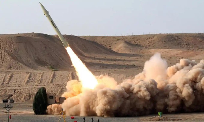 Một vụ thử nghiệm tên lửa đối đất Fateh 110 của Iran. Ảnh: AFP.