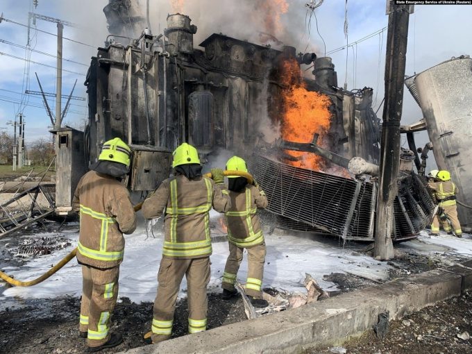 Lính cứu hỏa chữa cháy tại một trạm biến áp Ukraine bị trúng tên lửa ngày 22/10. Ảnh: Reuters.