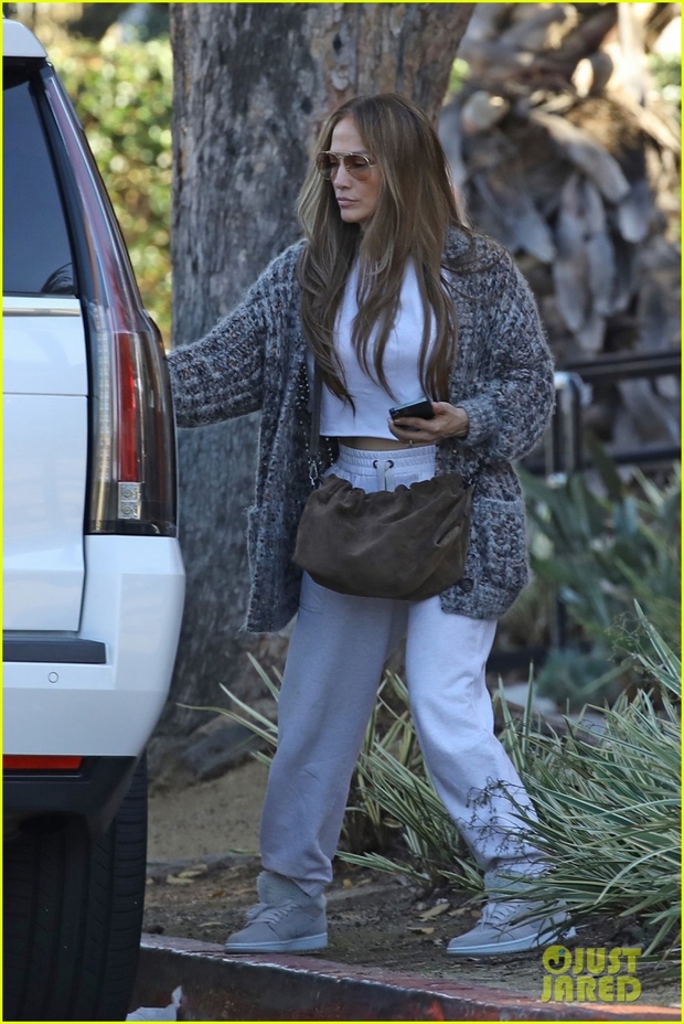 Jennifer Lopez tự tin để mặt mộc đi chơi cùng chồng trẻ - Ảnh 4.