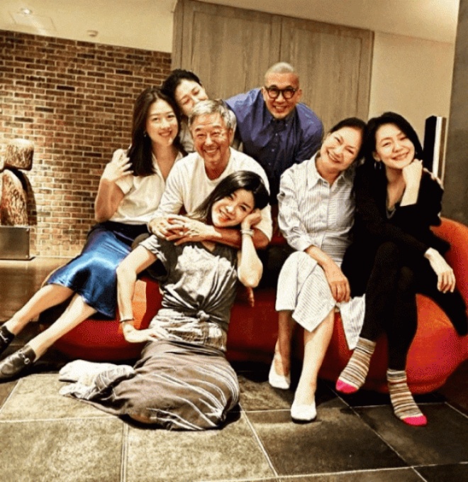 Khéo như Từ Hy Viên, chụp ảnh gia đình cố tình nấp, giấu bụng khiến dân mạng ngờ vực - 1