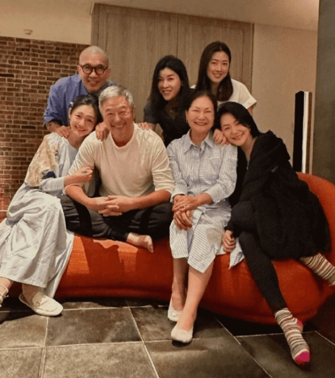 Khéo như Từ Hy Viên, chụp ảnh gia đình cố tình nấp, giấu bụng khiến dân mạng ngờ vực - 3