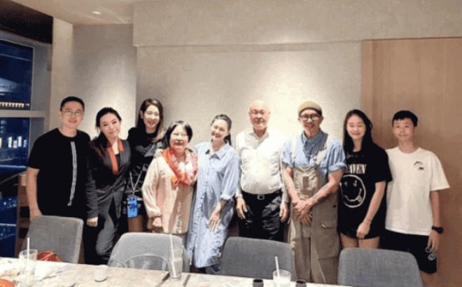 Khéo như Từ Hy Viên, chụp ảnh gia đình cố tình nấp, giấu bụng khiến dân mạng ngờ vực - 4