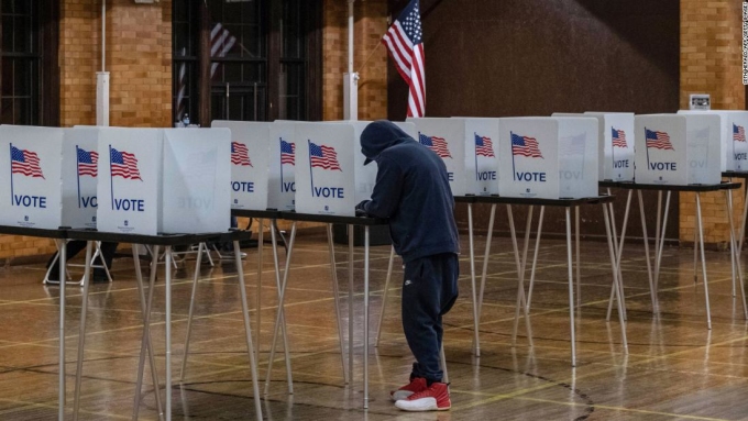 Một người dân Mỹ bỏ phiếu ở Flint, bang Michigan hồi tháng 11/2020. Ảnh: AFP.