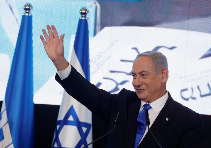 Lãnh đạo đảng Likud Benjamin Netanyahu vẫy tay chào khi phát biểu trước những người ủng hộ tại trụ sở đảng ở Jerusalem ngày 2/11. Ảnh: Reuters.