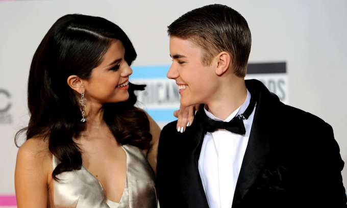 Selena Gomez (trái) và Justin Bieber từng là một trong những cặp tình nhân được yêu thích nhất Hollywood giữa thập niên 2010. Ảnh: AP
