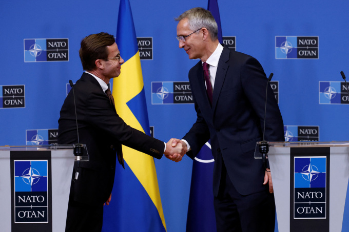 Tổng thư ký NATO Jens Stoltenberg (phải) và Thủ tướng Thụy Điển Ulf Kristersson tại Brussels, Bỉ, hôm 20/10. Ảnh: Reuters.