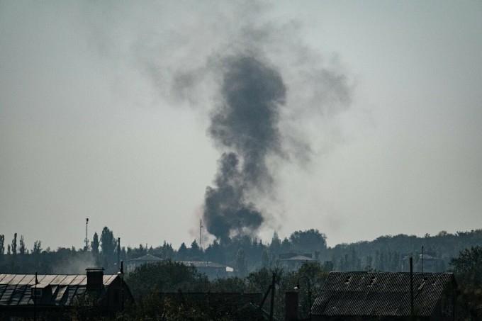 Cột khói bốc lên từ thành phố Bakhmut, tỉnh Donetsk, miền đông Ukraine hồi tháng 10. Ảnh: AFP.