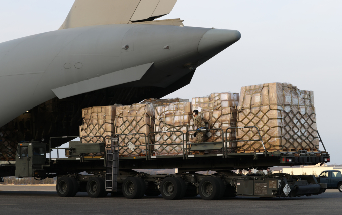 Không quân Mỹ chuyển thiết bị quân sự viện trợ cho Ukraine lên phi cơ vận tải ở căn cứ không quân Yokota, Tokyo, Nhật Bản, ngày 16/3. Ảnh: AFP.
