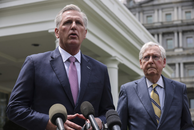Lãnh đạo phe thiểu số tại Hạ viện Kevin McCarthy (trái) và lãnh đạo phe thiểu số tại Thượng viện Mitch McConnell phát biểu sau cuộc gặp với Tổng thống Joe Biden tại Nhà Trắng ngày 12/5/2021. Ảnh: Reuters.