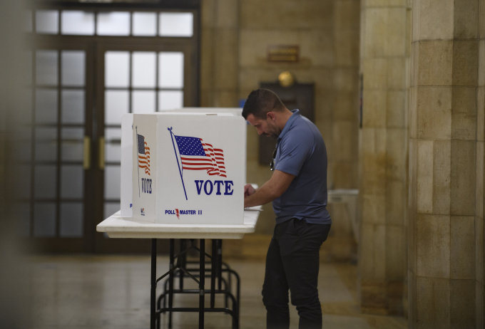 Cử tri điền phiếu bầu cử giữa kỳ qua thư tại Pittsburgh, bang Pennsylvania, ngày 3/11. Ảnh: AFP.