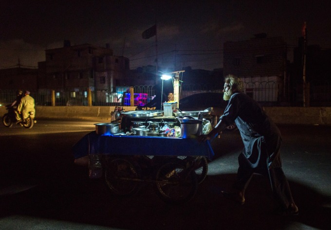 Một xe bán hàng rong trên đường phố Pakistan trong đêm. Ảnh: Bloomberg