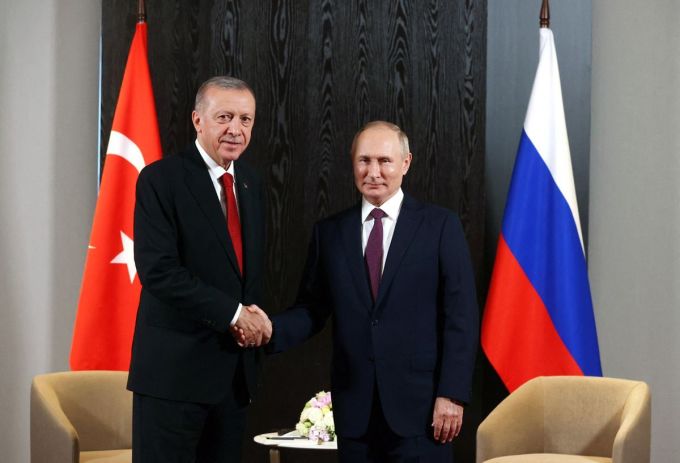 Tổng thống Thổ Nhĩ Kỳ Recep Tayyip Erdogan (trái) gặp người đồng cấp Nga Vladimir Putin ngày 16/9 ở Uzbekistan. Ảnh: Reuters.