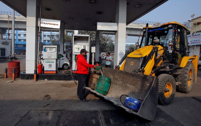 Một công nhân bơm dầu vào thùng chứa tại trạm nhiên liệu ở Kolkata, Ấn Độ hồi năm 2018. Ảnh: Reuters.